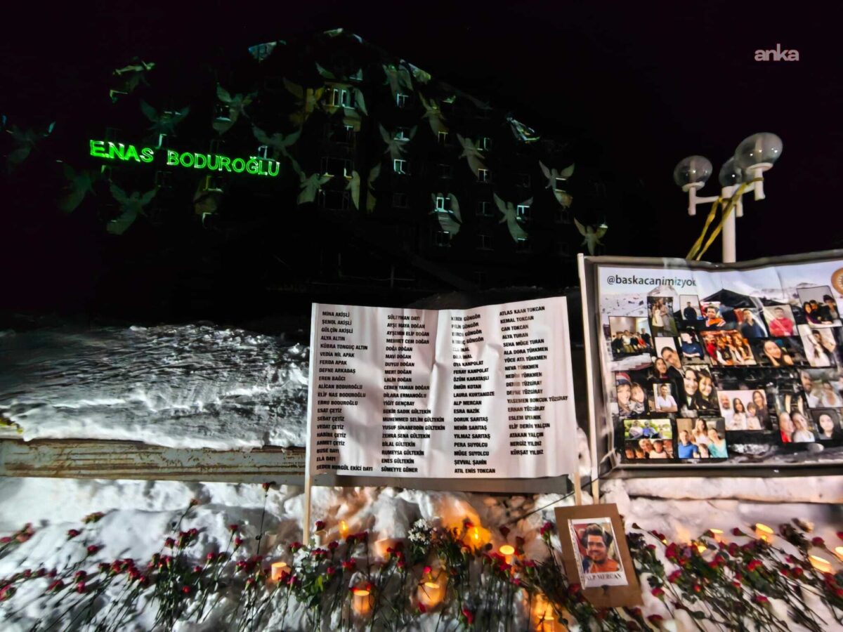 Kartalkaya yangınının birinci yılında hayatını kaybedenler otel önünde anıldı
