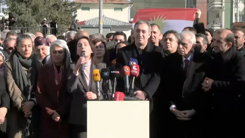 DEM Parti grup toplantısını Suriye sınırında yaptı