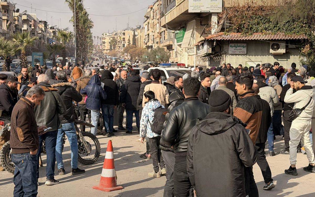 Suriye ordusunun saldırılarının ardından Şeyh Maksud'dan ayrılmak zorunda kalan siviller.