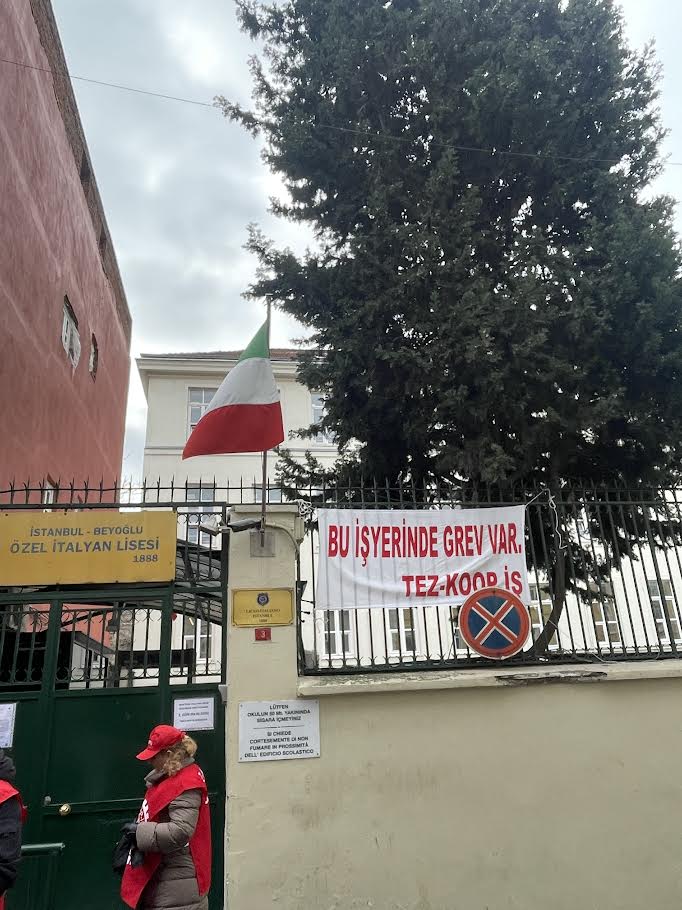İtalyan lisesinde öğretmenler grevde: Talepleri neler?