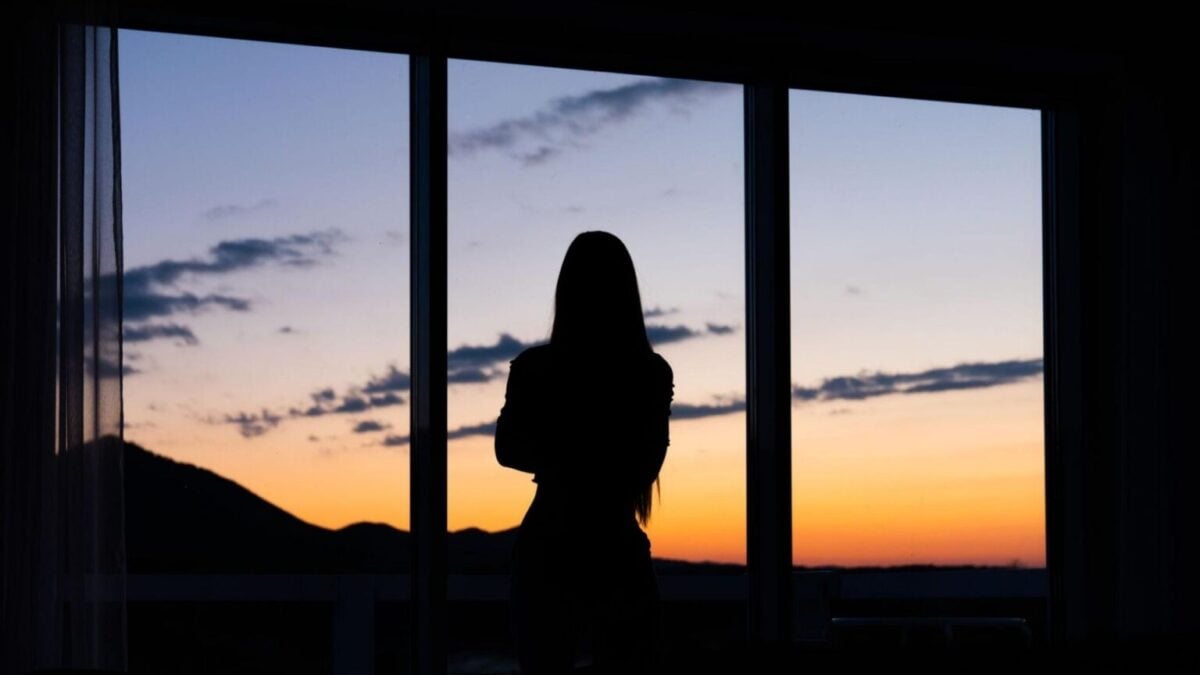 Şiddetin ardından sığınma evine uzanan bir hayatta kalma yolculuğu yaşayan Nur’un hikâyesi, dayanışma ve şefkatle yeniden kurulan bir hayatın mozaiğini anlatıyor. En karanlık deneyimden bile bir mozaiğin güzelliğiyle çıkabileceğine inananlara… Gözlerini açıyor; ilk hissettiği şey, yüzüne yayılan donuk bir ağrı değil, hissizlik. Bedeniyle ruhu arasında kalın bir cam duvar var. Hastane odasının tavanı ona bakıyor; o da floresan ışığa, gözleri kamaşıyor haliyle, hatta yanıyor. Başını çeviremiyor. Boynunda bir destek var, yüzünde sargılar, kolunda serum, düşleri bitmiş, o eksik biri. Yok. Doğru tanım bu. Bu, ben. “Merhaba, ben sosyal hizmet uzmanıyım.” Kimsen kimsin. Ancak ondan başka duyabileceği ses yok. Mecburen dinleyecek. Ölmediğine göre… Burada bitmemiş baksana.  Kadının sesi, o cam duvarı ilk delen şey oldu. Beden ve ruhu yeniden, ummadığı bir şekilde bütünleşiyor. Ağır bir geçiş bu ama sağlam. Kadının sesinin tınısı bu aslında. Günler sonra anlayacak. O haliyle fark ediyor elbette, hayallerdeki bir anne sesi gibi değil, annesinin kaypak sesi gibi de değil, sağlam bir kapı bu.  “Buradasınız,” diyor. “Güvendesiniz.” Nur, bu benim tabii, gözleriyle cevap veremedi. Sadece dinledi. Adının Kudret olduğunu sonradan  öğrendiği  Kudret Selman ona ne olacağını, ne türde hakları olduğunu, hatta seçeneklerini anlattı. Bir sürü şey daha. Hatırladıkları arasında bir ev sözü geçti, bir sığınma evi, bir hat, bir telefon hattı, hatta bir  avukattan bile bahsetti. Kelimeler, zihninde anlamsız cümleler halinde dolanıp duruyordu şimdi. Tek anladığı şey: “Güvendesiniz.” Bu mu? Bu bile tam değildi. “Yaralar”, geçer dedi kadın. Yutkundum. Bu bendim. Demek istediklerim arasında “geçmez” sözü asılı kaldı. Bir titreme aldı beni. Günlerce geçmedi. Sargı bezleri bitti.  Sığınma evine geldiğinde, kapıdaki güvenlik kamerasına bakarken titriyordu. Bu benim. İçeri adım attığında, ortak salonda üç kadın çay içiyordu. Hepsi sessizce başını kaldırıp baktı. Gözlerinde merak yoktu. Sadece tanıma. Aynı dili konuşan, aynı savaştan çıkmış askerler gibiydiler. Bitik. Bu bizdik. “Gel, otur,” dedi saçlarına aklar düşmüş bir kadın, yerini göstererek. “Çay taze.” Nur, yüzündeki sargıların altında kızardığını hissetti. Herkes onun yaralarını görüyordu. Saklanacak hiçbir yer yoktu. “Benim adım Lale,” dedi aynı kadın, önündeki çaydanlığa su eklerken. “Sol kaburgamda üç vida var. Seninkiler nerede?” Soru o kadar beklenmedik, o kadar doğrudan ki, Nur şaşkınlıkla cevap verdi: “Çenemde… ve yanağımda.” Lale başını salladı. “Zor. Yemek yemek eziyet olur. Ben de ilk zamanlar nefes alamıyordum. Gel, sana yumuşak bir çorba yapayım.” İşte o an, Nur ilk defa ağladı. Gözyaşları sargıların içine sızıp yanık yerlere değdi, acıttı. Ama bu, rahatlatan bir acıydı. Çünkü Lale, onun yüzündeki izleri değil, o izlerin günlük hayatta ne anlama geldiğini sormuştu. Yoktum. Görmüştü bunu.  Terapistinin ofisi, deniz manzaralı küçük bir odadaydı. Dr. Deniz, hep aynı koltuğa oturur, asla öne eğilmez, Nur’u rahatsız etmeden dinlerdi. “Geçmiş akın edip geliyor,” diye fısıldadı Nur bir gün, gözleri yere bakarak. “Lavabo suyunun sesi… musluğu açtığımda, o gece banyoda yerde biriken suyu görüyorum. Suyun rengi… pembeydi.” “Şu an buradasın,” dedi Dr. Deniz sakin bir sesle. “Odasın. Zemine bak. Ne görüyorsun?” “Ahşap… parke.” “Rengi?” “Kahverengi. Açık kahverengi.” “Deseni var mı?” Nur, nefesini tutup baktı. “Evet… dalgalı çizgiler var. Bir ağacın halkaları gibi.” “Güzel. Şimdi, o halkaları takip et. En dıştaki halkaya kadar git.” Böylece beynindeki kısa devre yapan anıların fişlerini tek tek çekmeye başladı. Her seferinde biraz daha hafifleyerek çıkıyordu odadan. Nur’du bu. Ben. Bir sabah, aynanın karşısında sargıların son katı da çıkarıldığında, nefesi kesildi. Yüzü tanımadığı bir yabancıya aitti. Çenesinde bir çizgi, yanağında hafif bir çöküntü… Gözlerinin altı morarmış gibi duruyordu, kalıcı izlerdi bunlar. Ben? “İğrenç,” diye mırıldandı. Ardından, yavaşça elini kaldırıp aynadaki kadına dokundu. Soğuktu cam. Ama parmak uçlarının altındaki yansıma, nefes alıp veriyordu. Yaşıyordu. Bu şimdilik yeterliydi. O gün, ilk defa makyaj kutusunu açmayı denedi. Fondöten sürerken, fırça izlere değdiğinde durdu. Sonra, yavaşça geriye yaslandı. Fondöteni sildi. Temiz, çıplak yüzüne baktı. “Savaşım bu,” dedi aynadaki kadına. “Saklamayacağım.” Nur saklamadı, saklanmadı. Bendim bu, ben. *** İki yıl sonra, Kudret Selman’ın ışığı, Dr. Deniz’in sesi, Lale’nin şefkati ile geçen o iki yıldan sonra, Nur aynı sığınma evinde gönüllü olarak çalışıyordu. Bir akşam, kapı çaldı. Genç bir kız, belki daha yirmisine bile basmamıştı, gözleri korkudan devasa açılmış, yanağında derin ve taze bir morluk vardı. Nur kapıyı açtı. Karşılaştılar. Belki de buluştular. Kız, onun yüzündeki izleri gördü. Korkmuş ve yılmış gözleri iyice büyüdü, bir an geri adım atmak istedi. Nur da yumuşak bir gülümsemeyle geri çekildi, içeri girmesi için alan açtı. Gir hadi. Biz birbirimizi biliriz. “Merhaba,” dedi sakin bir sesle. “Ben Nur. Hoş geldin.” Kız, tereddütle içeri adım attı. Yağmurda kalmış bir kedi yavrusuydu. Nur, onu buhar yüklü mutfağa götürdü. Çaydanlığı ocağa koydu. Suyun kaynamasını beklerken döndü ve yalın bir sessizlikte genç kıza baktı. “Çayı nasıl seversin?” diye sordu. “Aç mısın? Sana Lale Teyze’nin yumuşak çorbasından yapayım mı?” Genç kızın gözleri doldu. Sadece başını sallayabildi. Nur, çorbayı ısıtırken pencereden dışarı baktı. Akşam güneşi, ötedeki binaların camlarına vuruyor, şehri altın bir mozaik gibi kaplıyordu. Kendi yansımasını gördü camda. Yüzünü. Unutulmuş günler gibiydi. Parça parça. Işık gözlerinde gezindikçe gülümsedi. Artık o izlerde korkunç bir geceyi değil, her gün yeniden kazandığı bir savaşı görüyordu. Genç kıza çorbayı uzattı. “Al,” dedi. “İlk adım budur. Çorba.” Kız, titreyen elleriyle kaseyi aldı. İlk kaşığı ağzına götürürken, Nur’un yüzüne baktı. Gözlerinde, “Ben de senin gibi olabilir miyim?” sorusu vardı. Nur, ona doğru eğildi ve fısıldadı: “Evet. Olacaksın. Parçaları bir araya getirince, bütünden daha güçlü oluyor. İnan bana.” Dışarıda, şehir ışıkları yanmaya başladı. İçeride ise, kırıkkırıkkırık bir kalbin ilk ışıltıları. Mozaikler tamamlandıkça, en güzel hallerine kavuşurlardı. Ve Nur, kendi mozaiğinin en değerli parçasının -başkalarının karanlığını aydınlatabilme parçasının- yerine tam oturduğunu hissetti o zaman. Bu bendim işte. Mozaik.