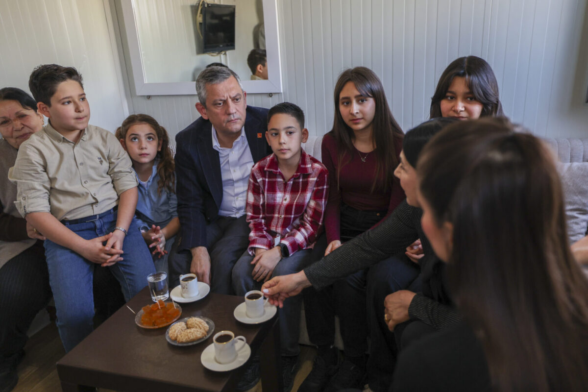 Özgür Özel Hatay'da: "Devlet adına karar verenler, sorun çözeyim derken sorun ürettiler"