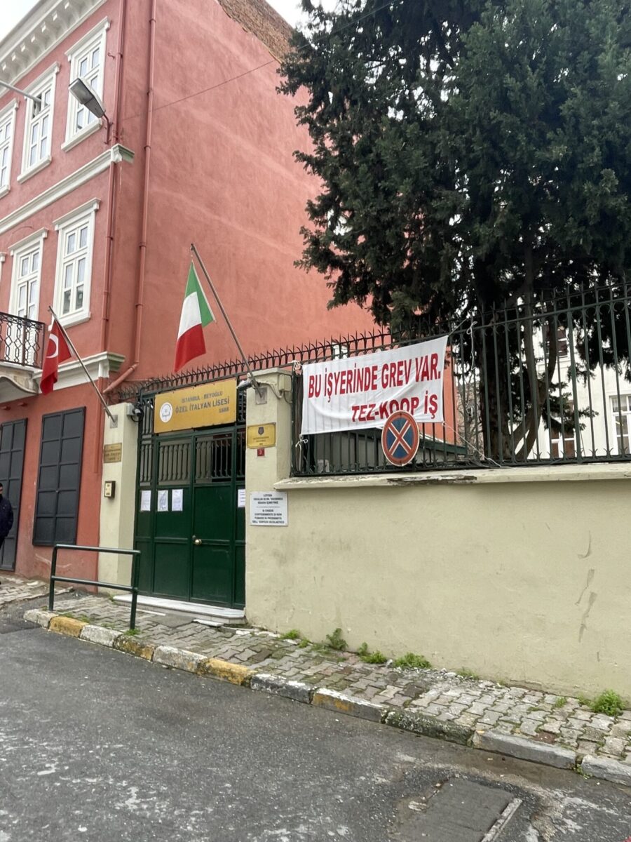 İtalyan lisesinde öğretmenler grevde: Talepleri neler?