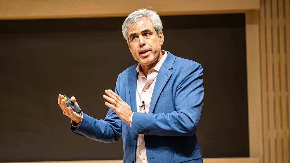 Jonathan Haidt: "Sosyal medya platformları çocukluğu yeniden şekillendiriyor"