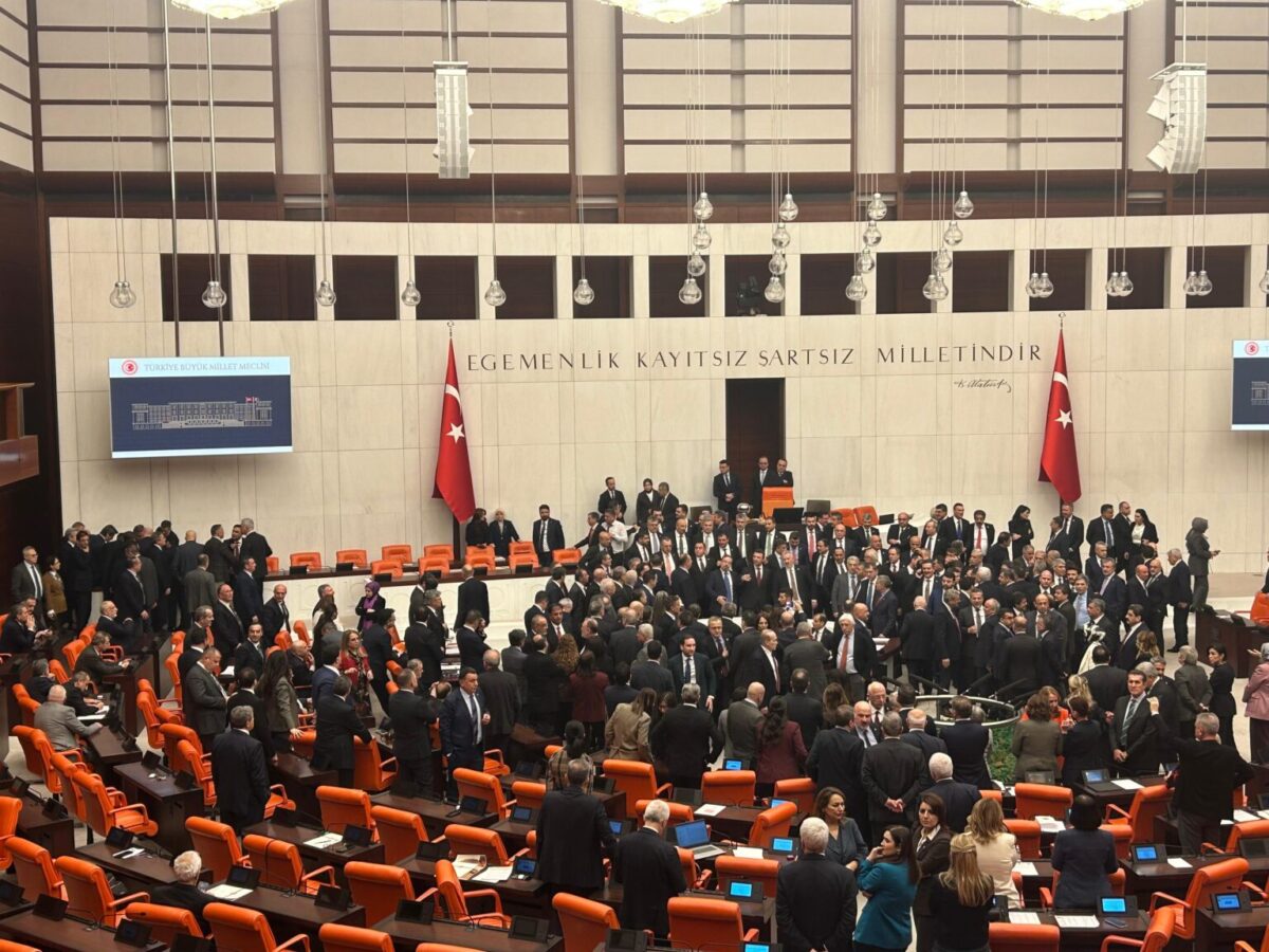 Akın Gürlek yumruklar