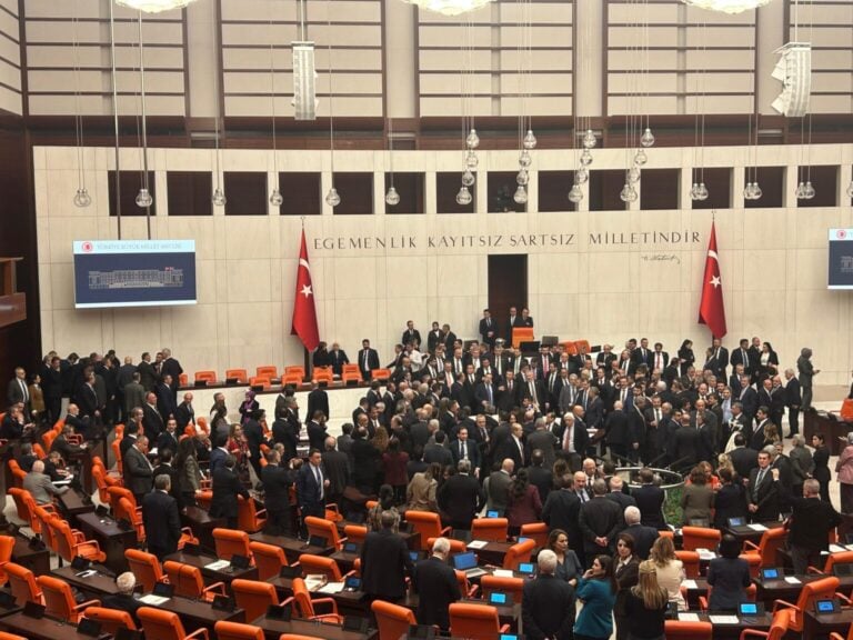 Akın Gürlek yumruklar