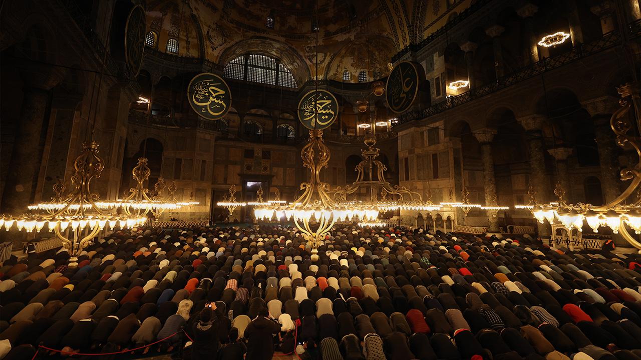 Ruşen Çakır yorumluyor | Yine yeniden: Din elden gidiyor