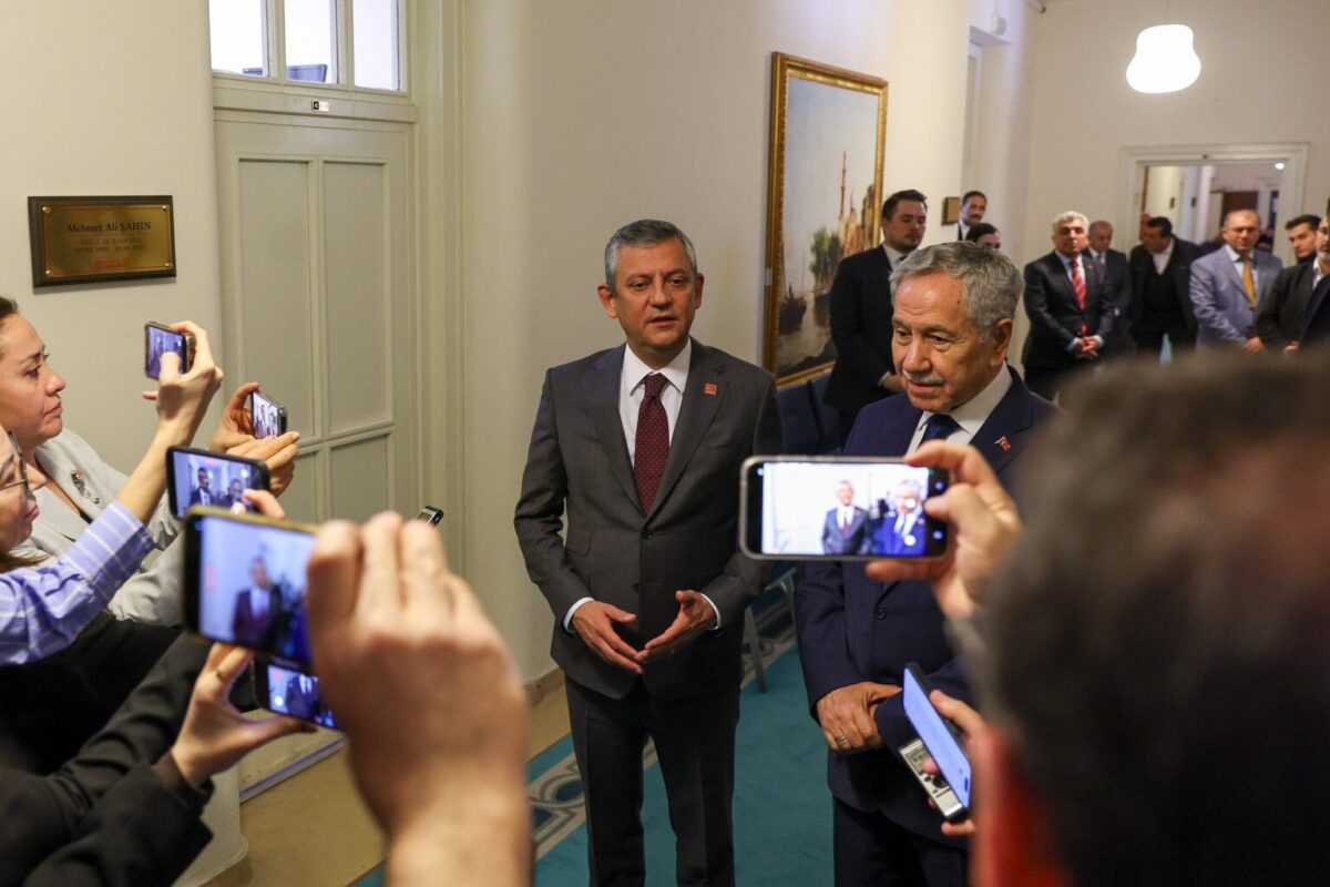 Özgür Özel, Bülent Arınç'ı ziyaret etti: "Güneşin altındaki her şey gündem"