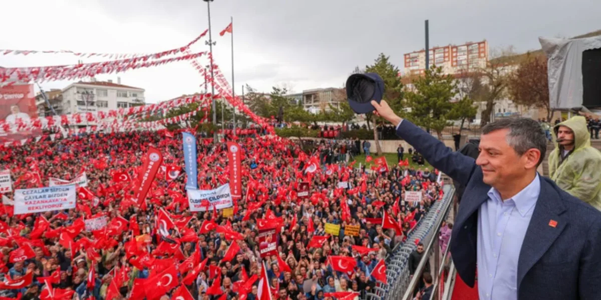 Özgür Özel İstiklal Marşı'nın Arapça okunmasını eleştirdi