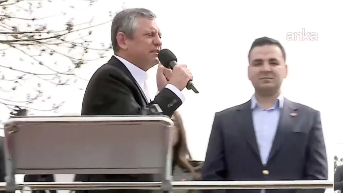 Özgür Özel İstiklal Marşı'nın Arapça okunmasını eleştirdi