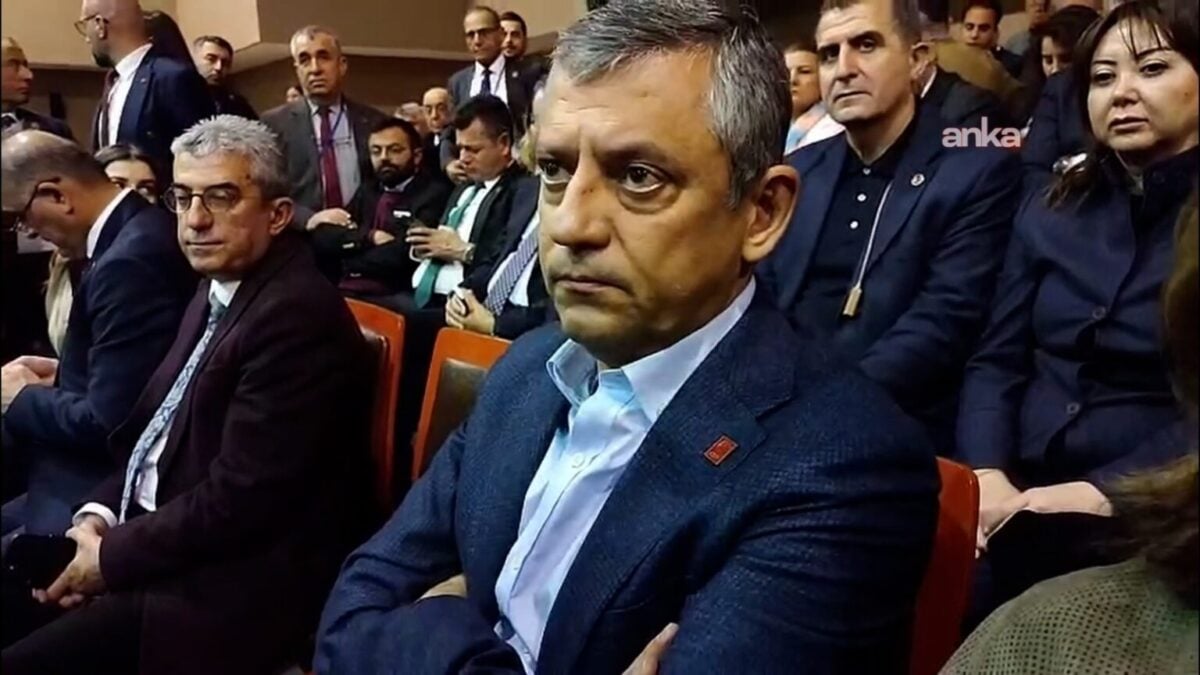 Özgür Özel duruşma salonunda konuştu, heyete tepki gösterdi