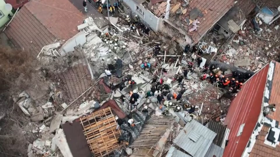 Fatih'te iki bina çöktü: 1 ölü, 10 yaralı