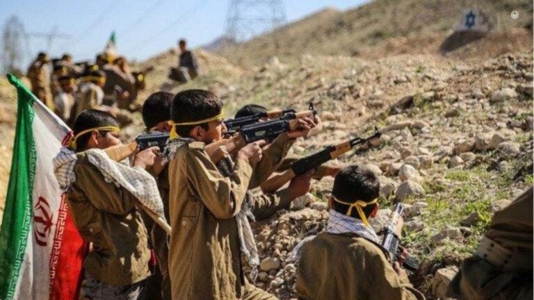 İran’da çocukların askeri