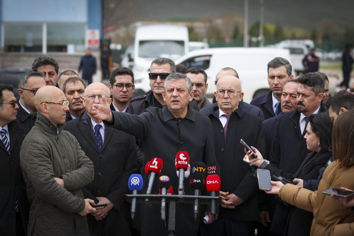 Özgür Özel İsmail Arı'nın