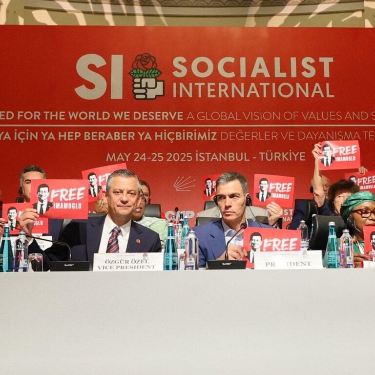 Pedro Sánchez ve Özgür Özel