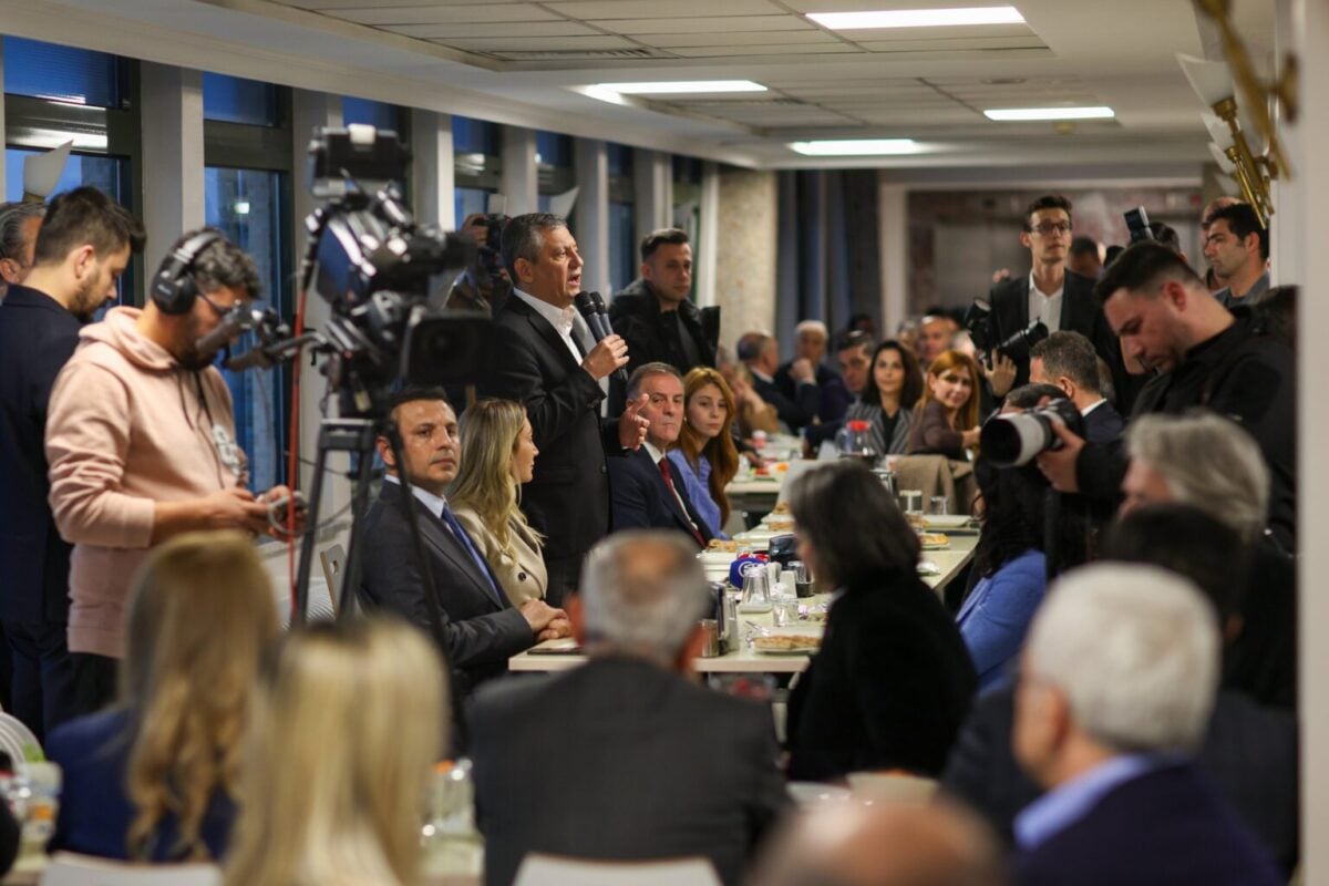 Özgür Özel Saraçhane'de iftar yaptı: "Gelecek iftarlar Çankaya Köşkü'nde olacak"