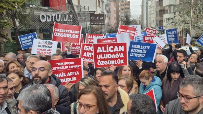 Gazeteciler, İsmail Arı ve Alican Uludağ eylemde: "Tutuklu gazeteciler serbest bırakılsın"