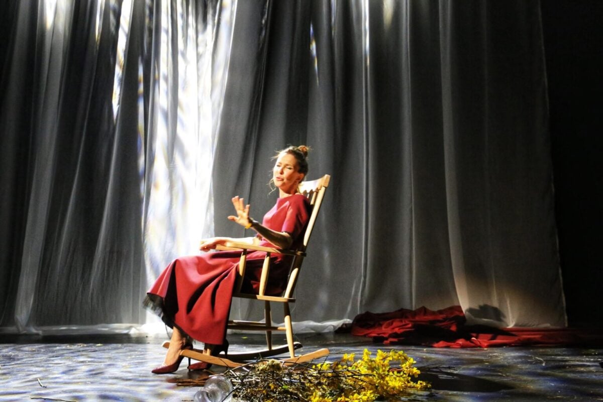 "Liste" İnci Türkay'ın yorumuyla tiyatro sahnesinde: "Bir şeyi unuttum ve şimdi hayatım değişti"