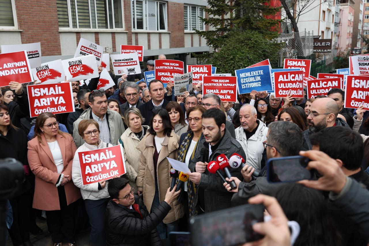 Gazeteciler, tutuklu meslektaşları için konuşuyor: “İsimler değişiyor ama gazetecilik yargılanıyor, alışmayacağız”