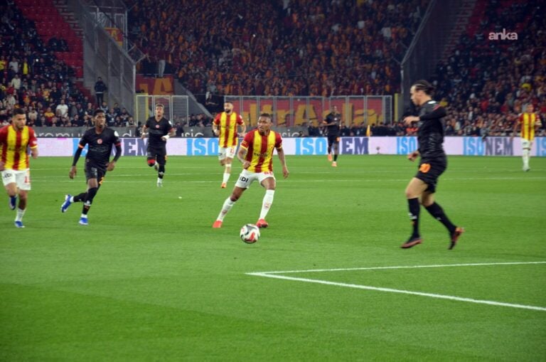 Göztepe, evinde Galatasaray'a 3-1 mağlup oldu