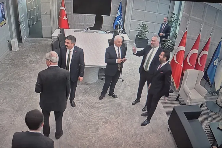 Bursa Büyükşehir Belediyesi'nde seçim: AKP'lilerin gülüşmesi kamerada