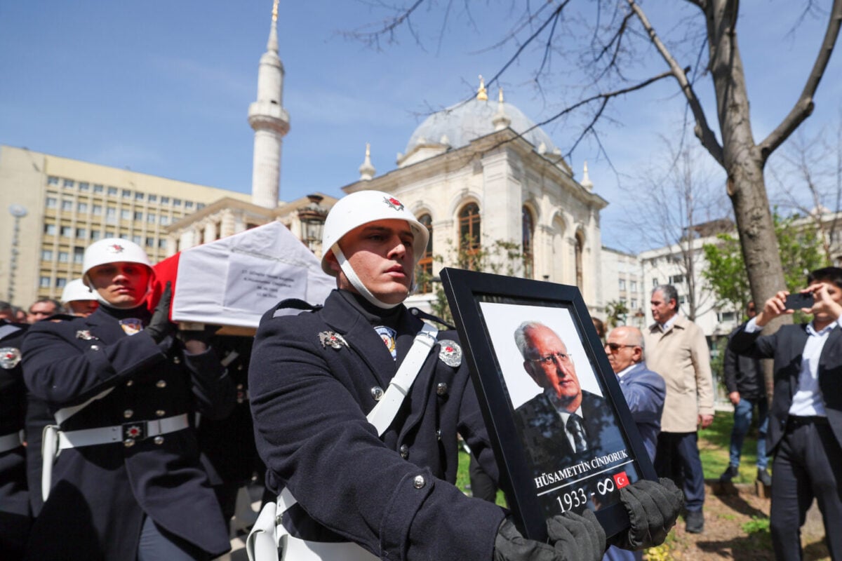 Hüsamettin Cindoruk son yolculuğuna
