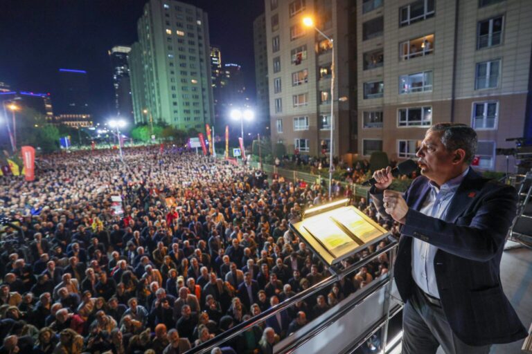 Özgür Özel Ataşehir'de konuştu