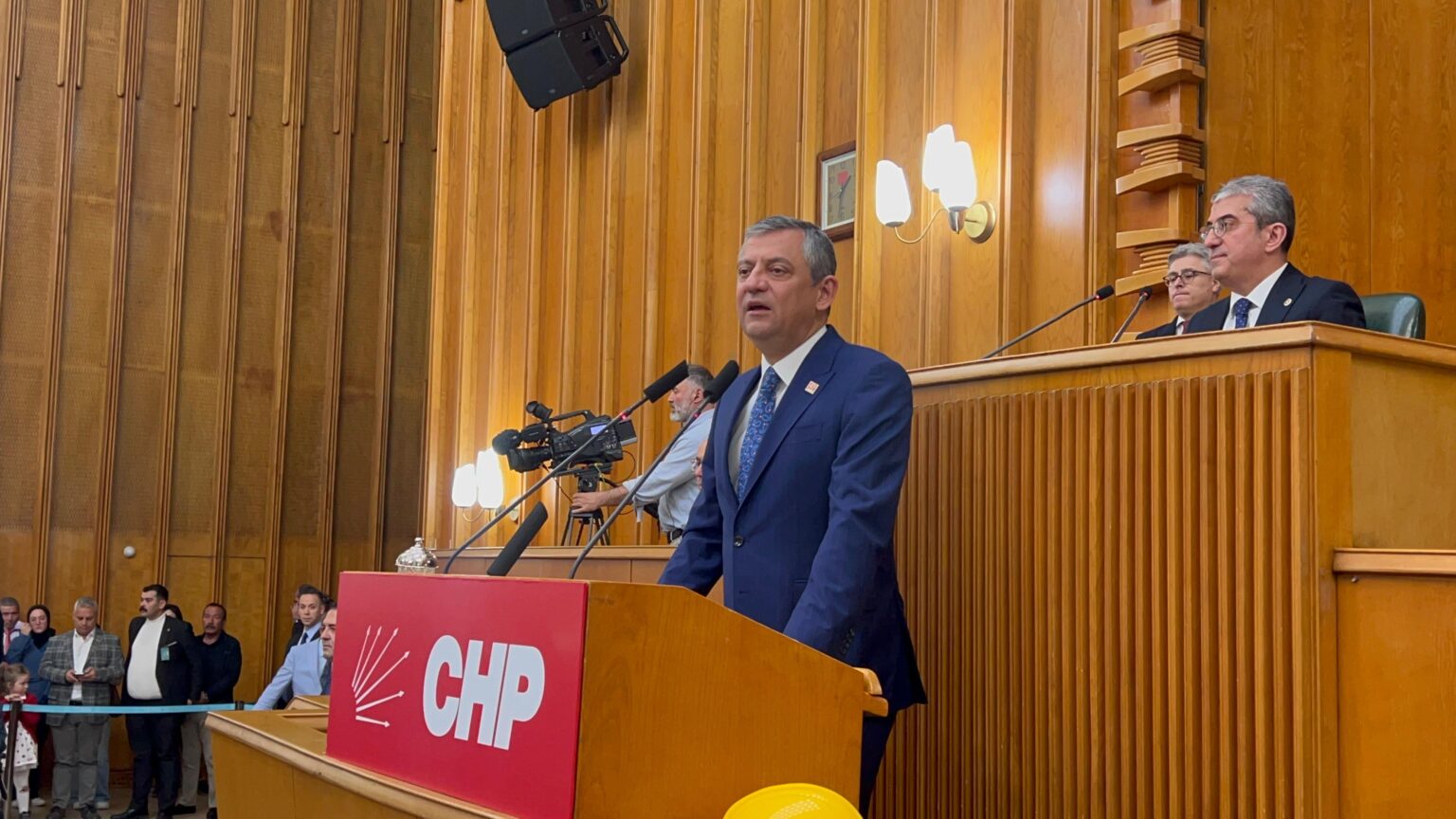 Özgür Özel’den ara seçim resti: “Çakallıklarla engellemeyeceğinizi söyleyin, 55 milletvekilinin istifasını getirmeyen namerttir”