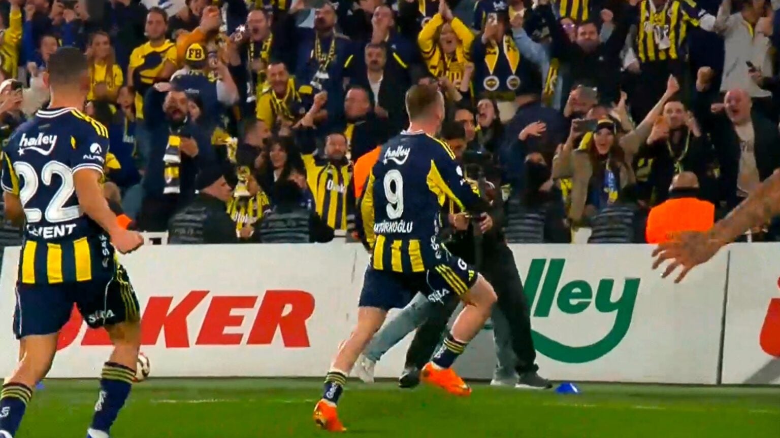 Fenerbahçe Beşiktaş’ı 90+10’da 1-0’lık skorla geçti