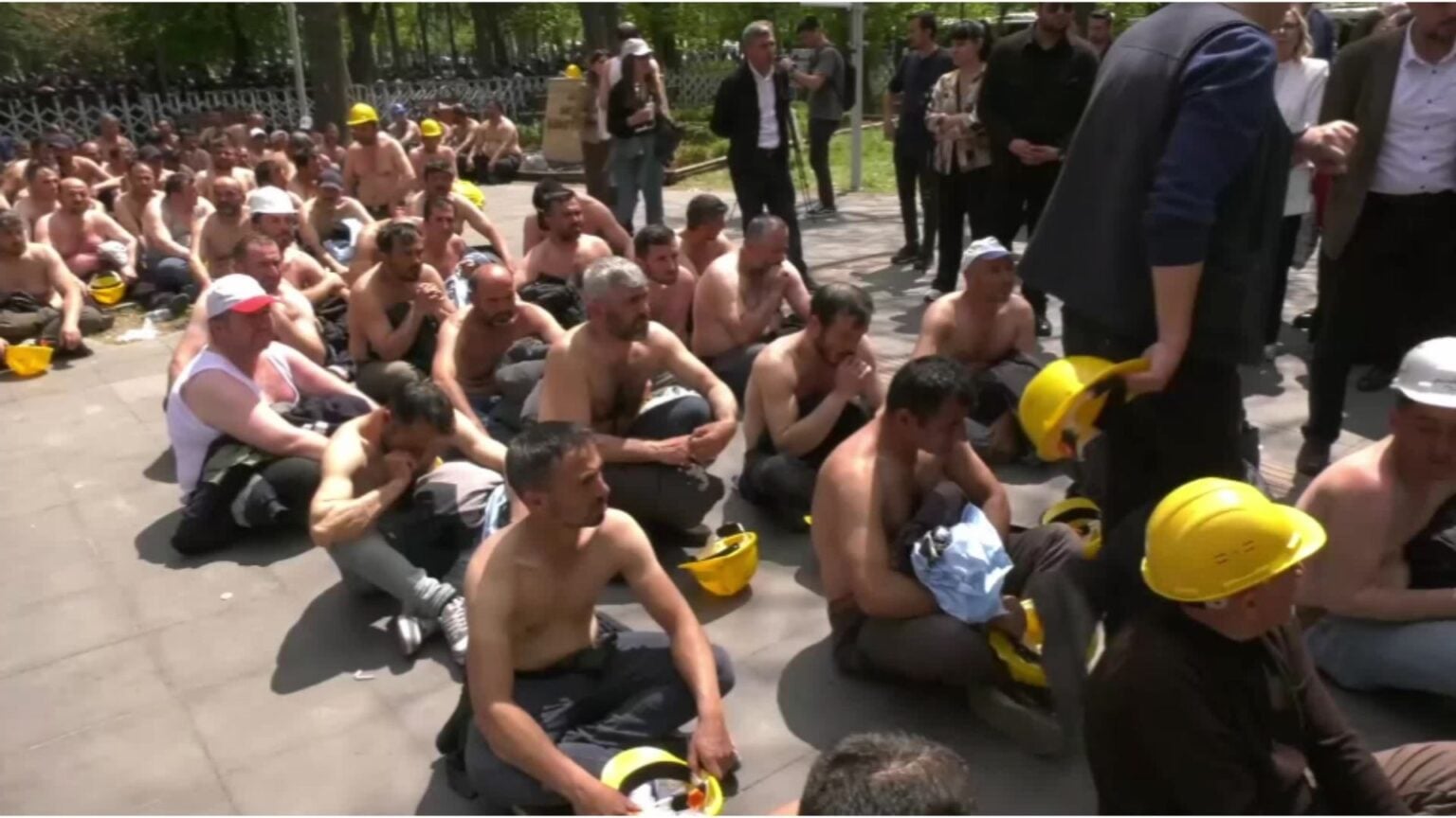 Açlık grevindeki maden işçilerinden bir heyet polis müdahalesi sonrası Enerji ve Tabii Kaynaklar Bakanlığı’na gitti