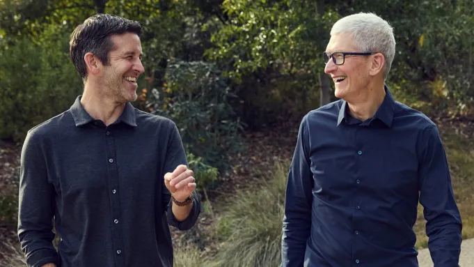 John Ternus ve Tim Cook