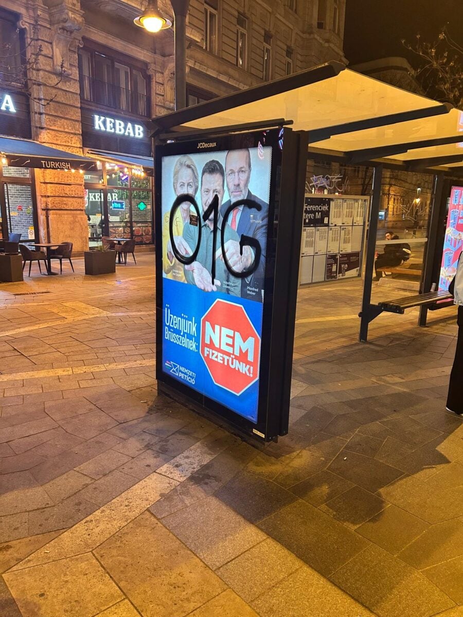 Budapeşte'de Zelenskiy karşıtı afişler