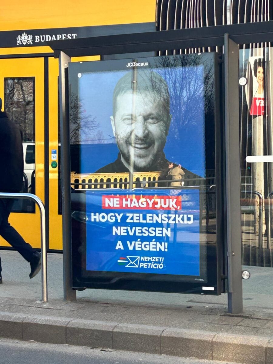 Budapeşte'de Zelenskiy karşıtı afişler
