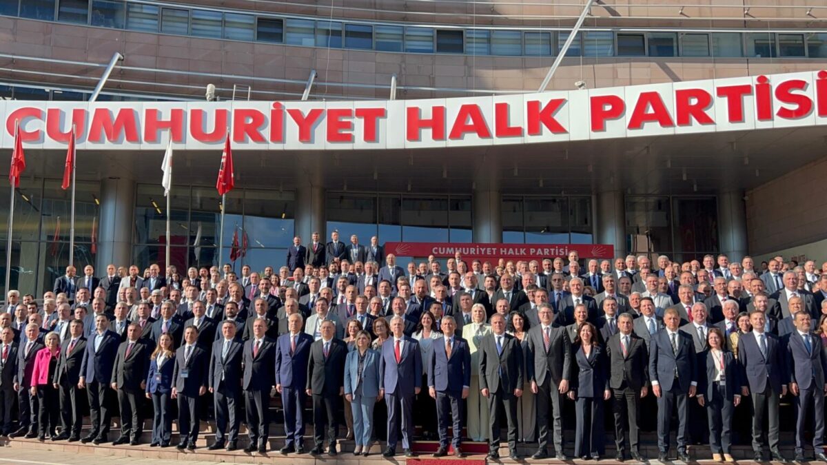 CHP Belediye Başkanları Buluşması | Özgür Özel: "Haysiyet cellatlarını unutursak şerefsiziz"