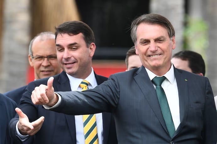 Flávio Bolsonaro ve Jair Bolsonaro