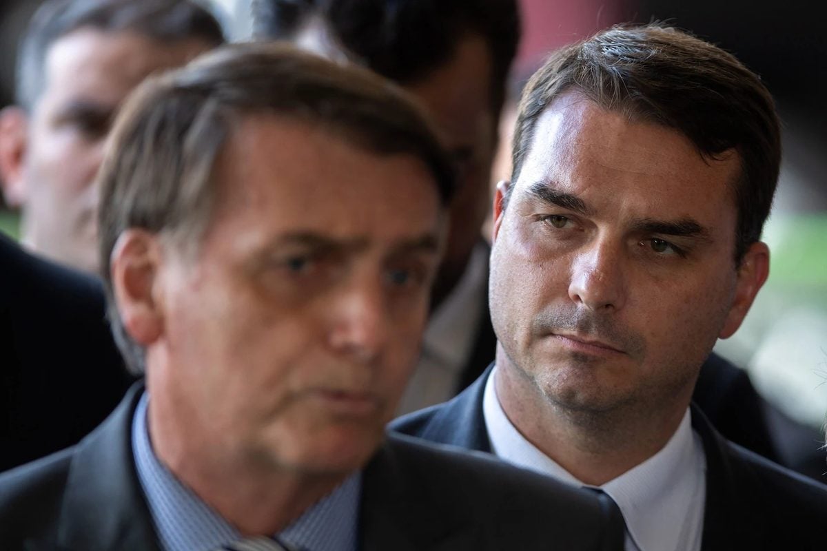 Flávio Bolsonaro ve Jair Bolsonaro Flávio Bolsonaro