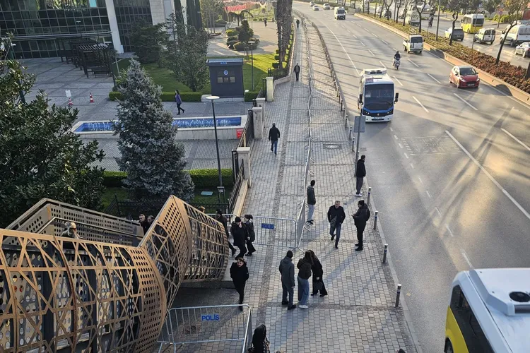 Bursa Büyükşehir Belediyesi’nde başkanvekilliği seçimi: Polis CHP'lilere müdahale etti
