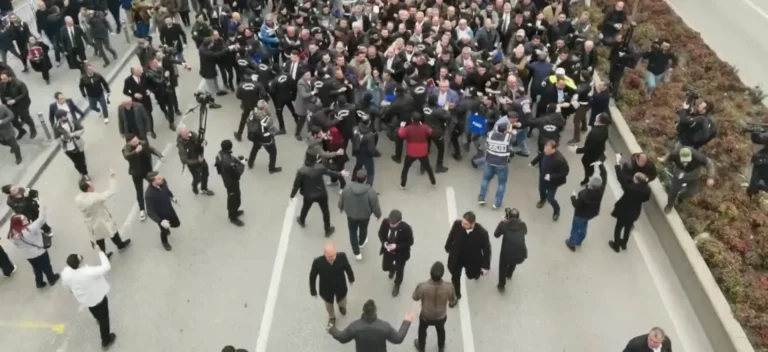 Bursa Büyükşehir Belediyesi’nde başkanvekilliği seçimi: Polis CHP'lilere müdahale etti