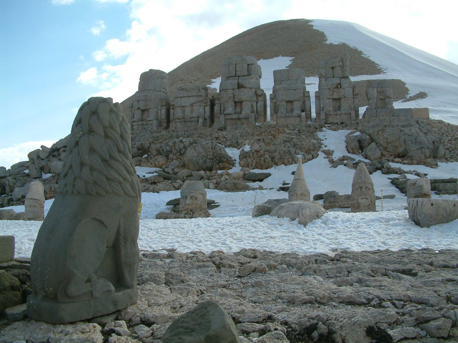 Nemrut, sezonun ilk turistlerini karla karşıladı