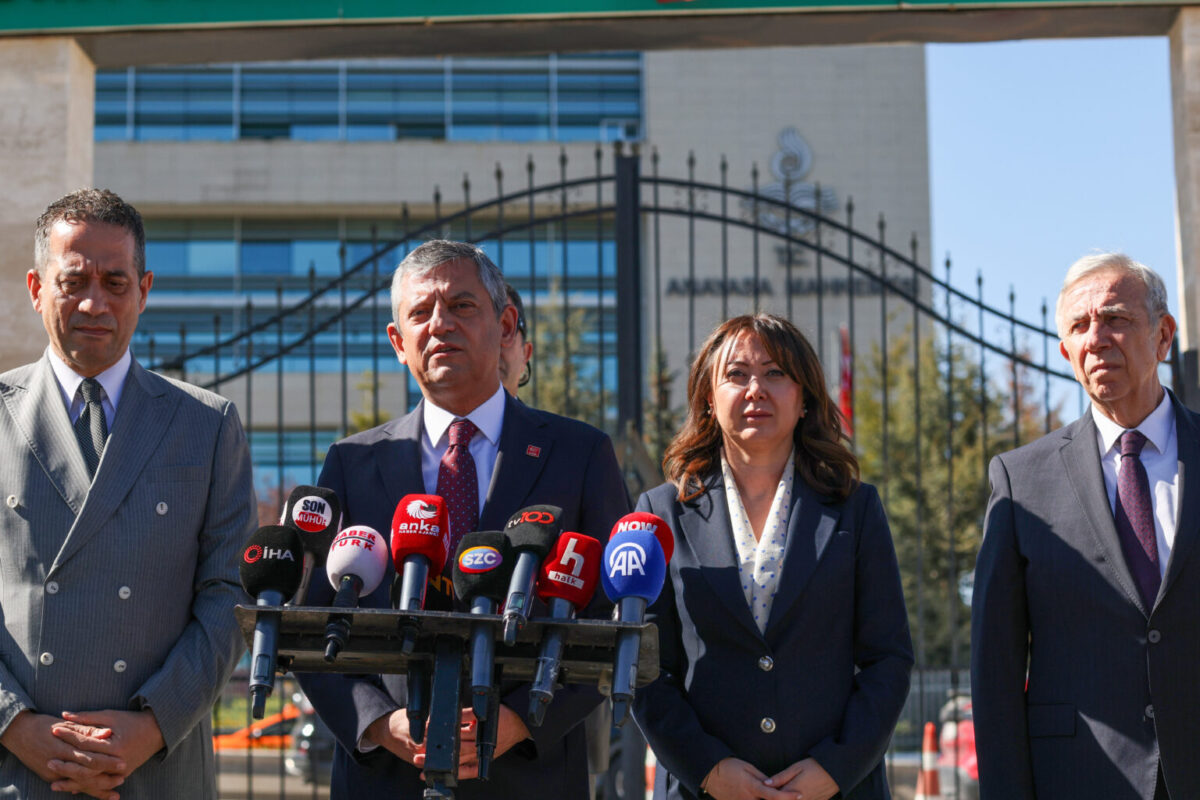 Özgür Özel'den Erdoğan'a: "Benimle baş edemiyorsun, şoförlere iftira attırmak suretiyle uğraşıyorsun"