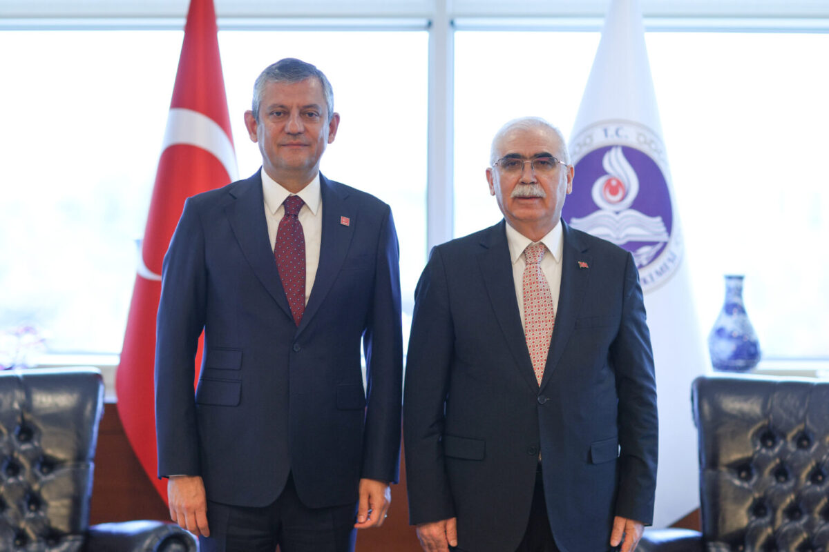 Özgür Özel'den Erdoğan'a: "Benimle baş edemiyorsun, şoförlere iftira attırmak suretiyle uğraşıyorsun"