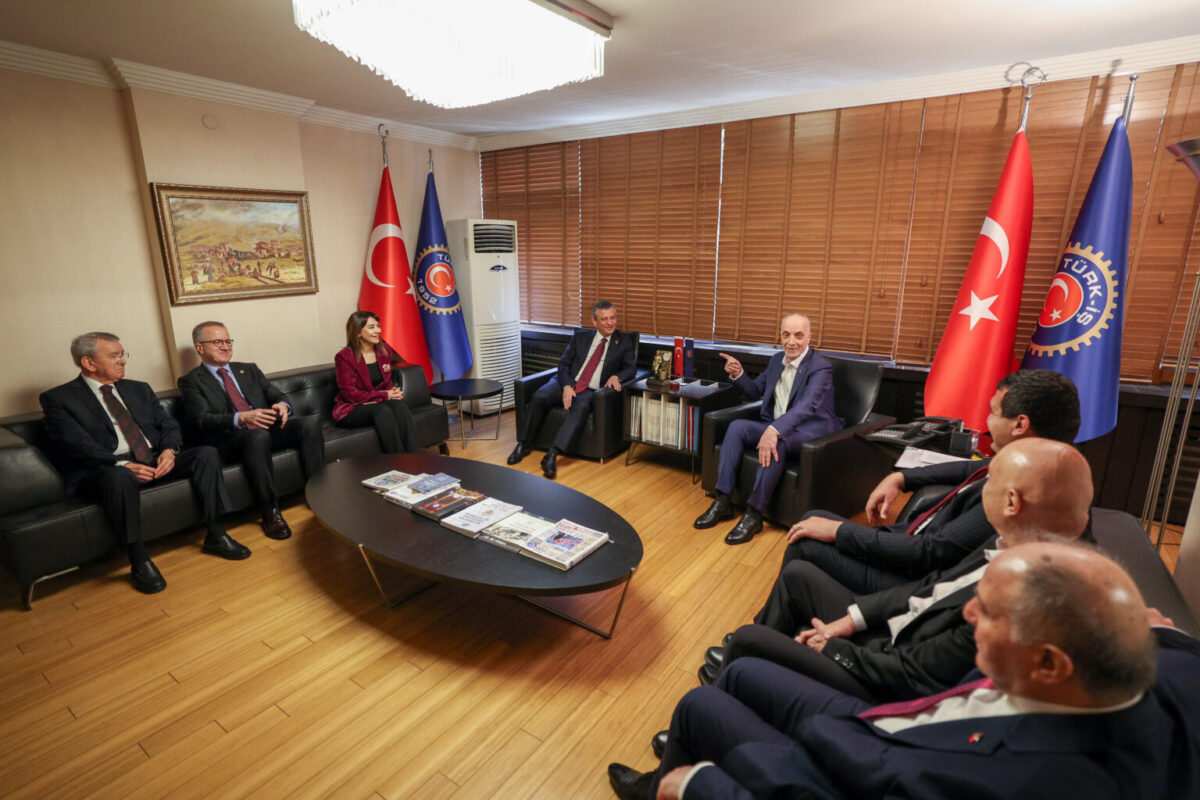 Özgür Özel'den Erdoğan'a: "Benimle baş edemiyorsun, şoförlere iftira attırmak suretiyle uğraşıyorsun"