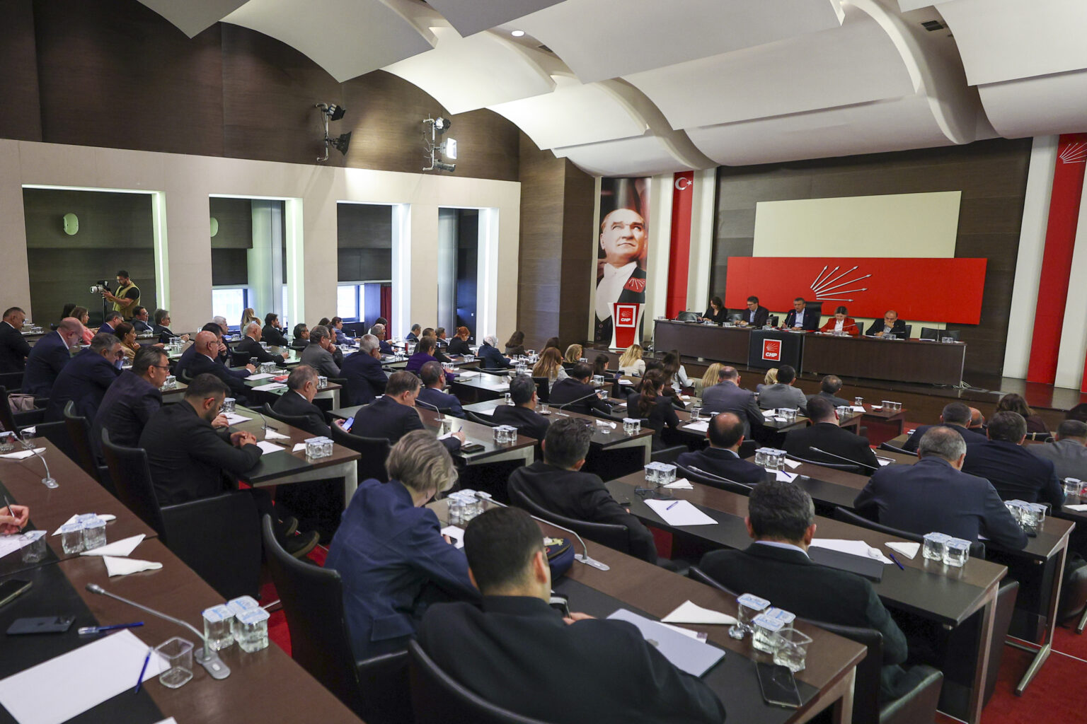 Özgür Özel’i destekleyen üyeler PM’den istifa etti
