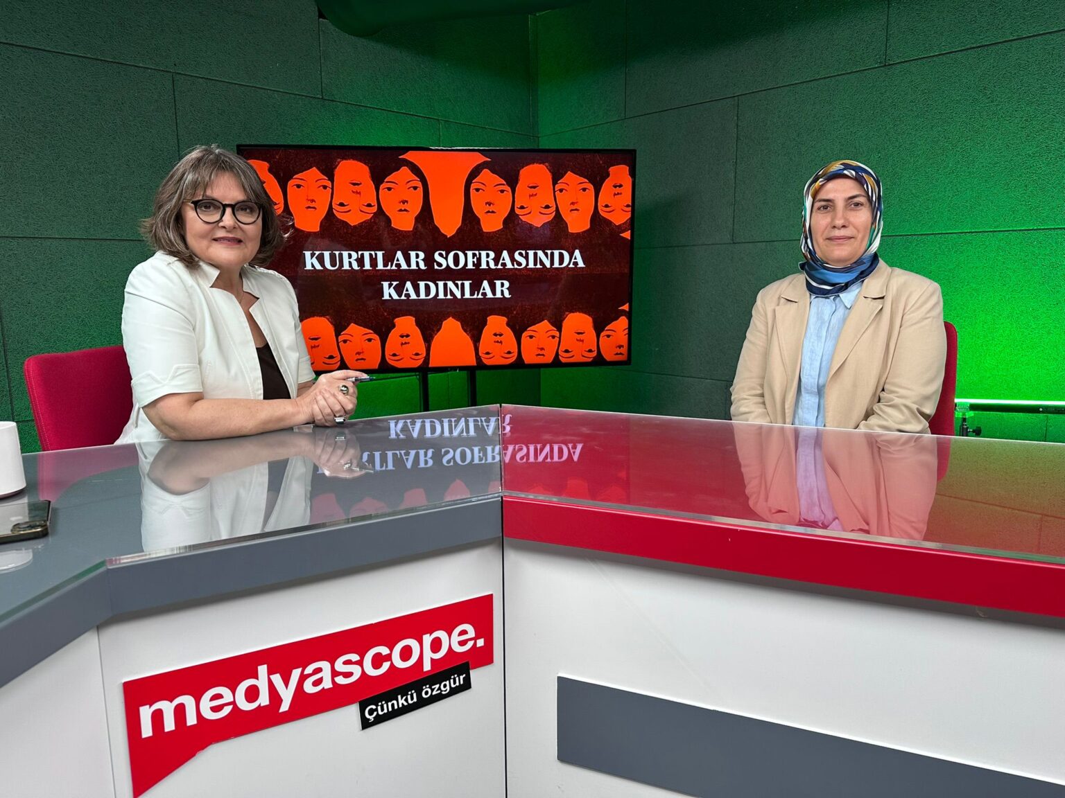 Kurtlar Sofrasında Kadınlar (56) | Emine Uçak Erdoğan: “28 Şubat’ta ağır müdahaleler oldu ama bugün yaşananların kapsamı çok daha geniş”
