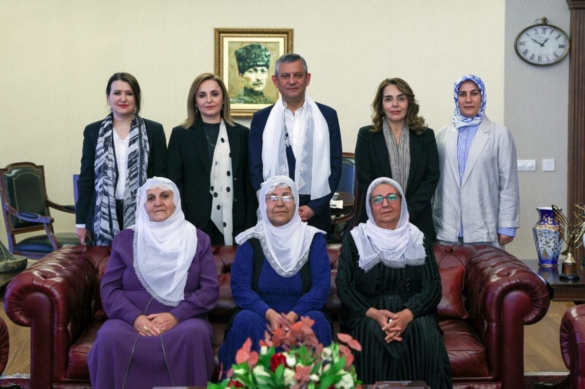 Barış Anneleri'nden partilere ziyaret: Liderlere beyaz tülbent hediyesi, "Umutluyuz" mesajları