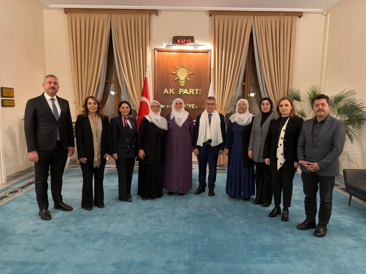 Barış Anneleri'nden partilere ziyaret: Liderlere beyaz tülbent hediyesi, "Umutluyuz" mesajları