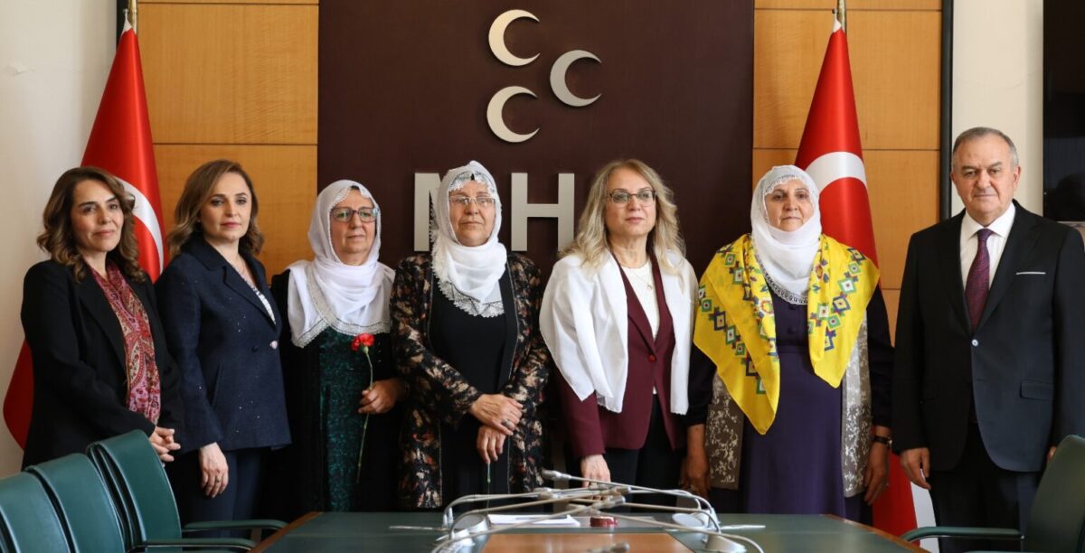 Barış Anneleri'nden partilere ziyaret: Liderlere beyaz tülbent hediyesi, "Umutluyuz" mesajları