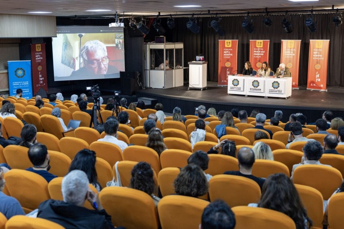 PYD Başkanlık Konseyi Üyesi Hediye Yusif, Toplumsal Barış ve Özgürlük Forumu'na görüntülü katıldı