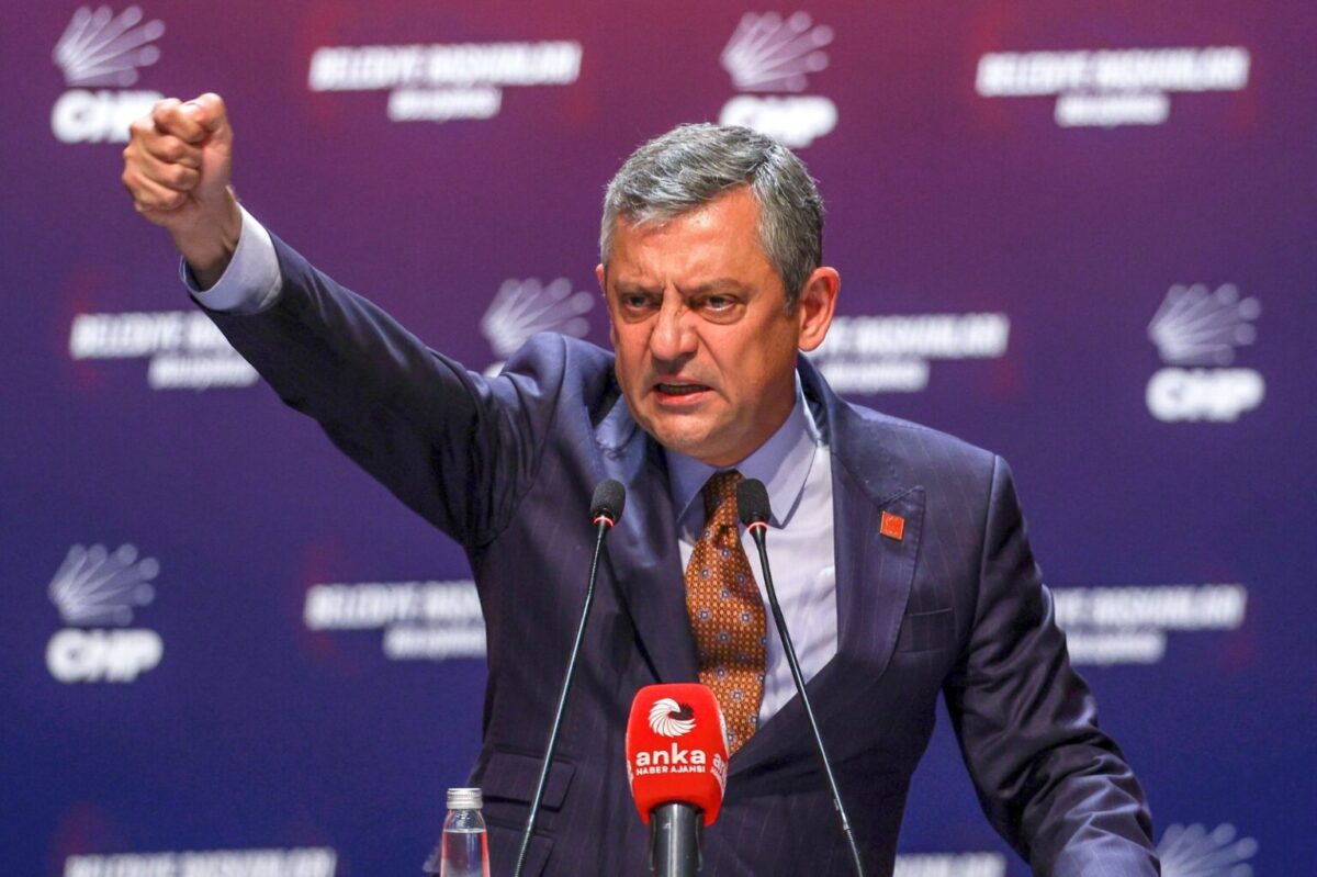 hedefte Özgür Özel var