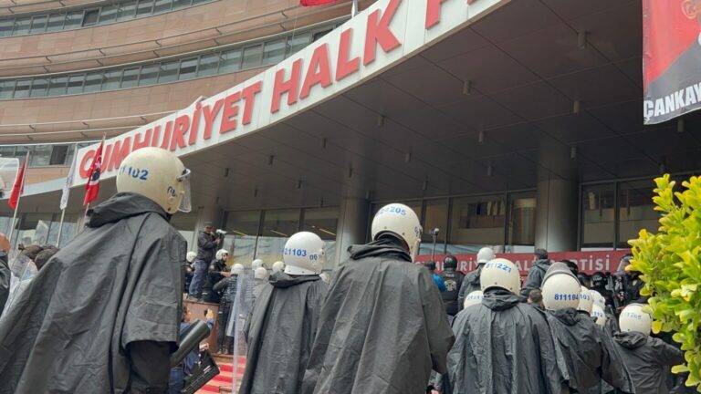 CHP Genel Merkezi'ne polis müdahalesi